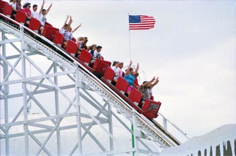 Levante Ideias - Montanha Russa EUA desce