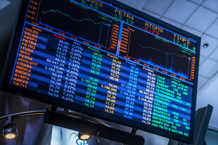 Ações do Índice Bovespa em telão.