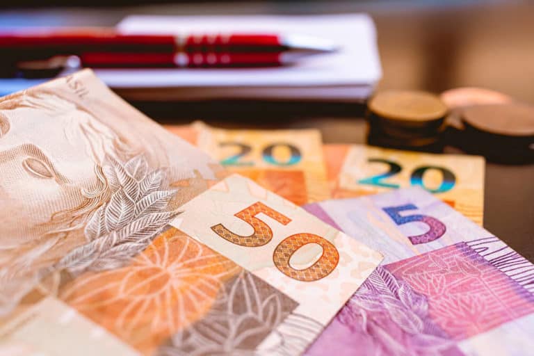 Reais e uma caderneta, fiscal brasileiro